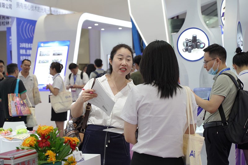 激埃特工作人員與現(xiàn)場參觀者探討產(chǎn)品圖2 激埃特工作人員與現(xiàn)場參觀者探討產(chǎn)品圖2