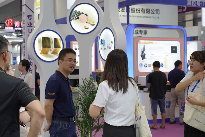 激埃特工作人員與現(xiàn)場參觀者探討產(chǎn)品圖3 激埃特工作人員與現(xiàn)場參觀者探討產(chǎn)品圖3