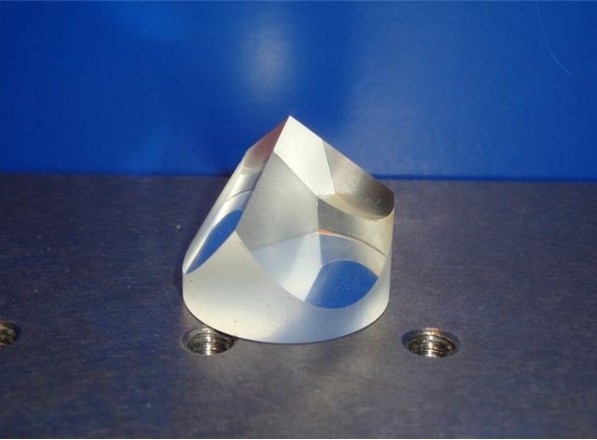 什么是角錐棱鏡？它有哪些光學作用？