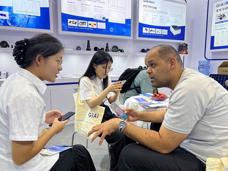 激埃特工作人員與客戶現場交流互動2 激埃特工作人員與客戶現場交流互動2