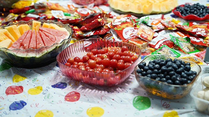 生日會(huì)現(xiàn)場(chǎng)水果零食